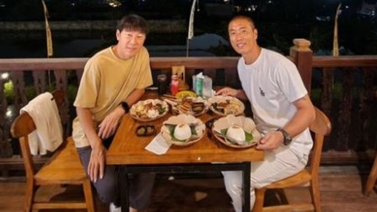 Pelatih Timnas Indonesia Shin Tae-yong menikmati bigul pada Bali bersama Yoo Jae-hoon [(Instagram/@pace_yoojaehoon)]