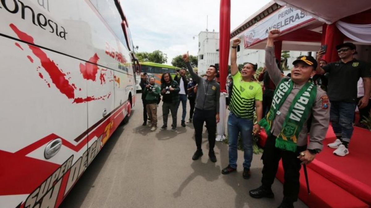 Wali Kota Surabaya Eri Cahyadi saat pemberangkatan rombongan Bonek dan Bonita menuju Semarang di Balai Kota Surabaya [(ANTARA/HO-Diskominfo Surabaya)]