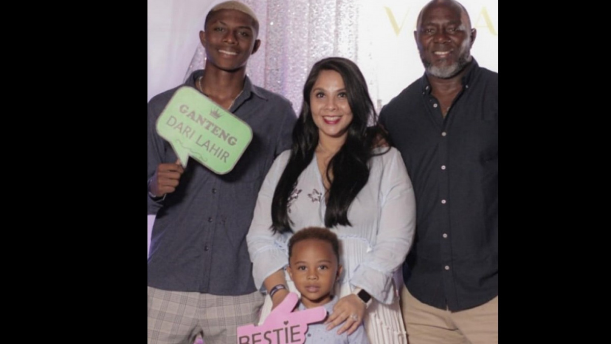 Sosok Papi Jacko atau Jaksen Ferreira Tiago bersama dua putra, serta sang istri yang asli Surabaya [[Instagram].]