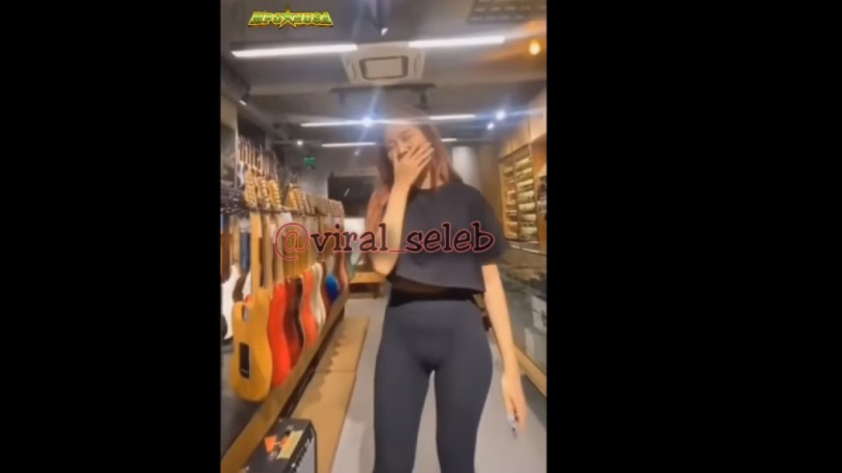 Mayang mengenakan crop top dan legging ketat [(Instagram/@viral_seleb)]