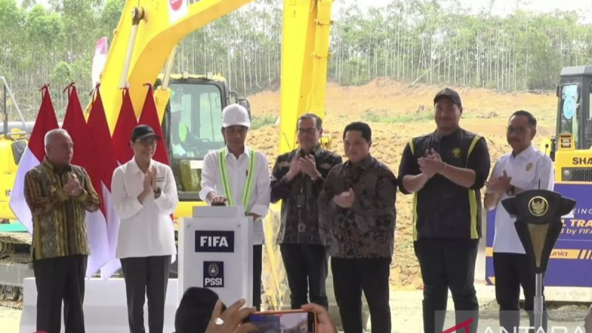 Presiden RI Joko Widodo menekan tombol sirine tanda pelaksanaan groundbreaking National Training Centre Ibu Kota Nusantara (IKN) di Penajam Paser Utara, Kalimantan Timur (22/9/2023) [[Antara/Andi Firdaus].]