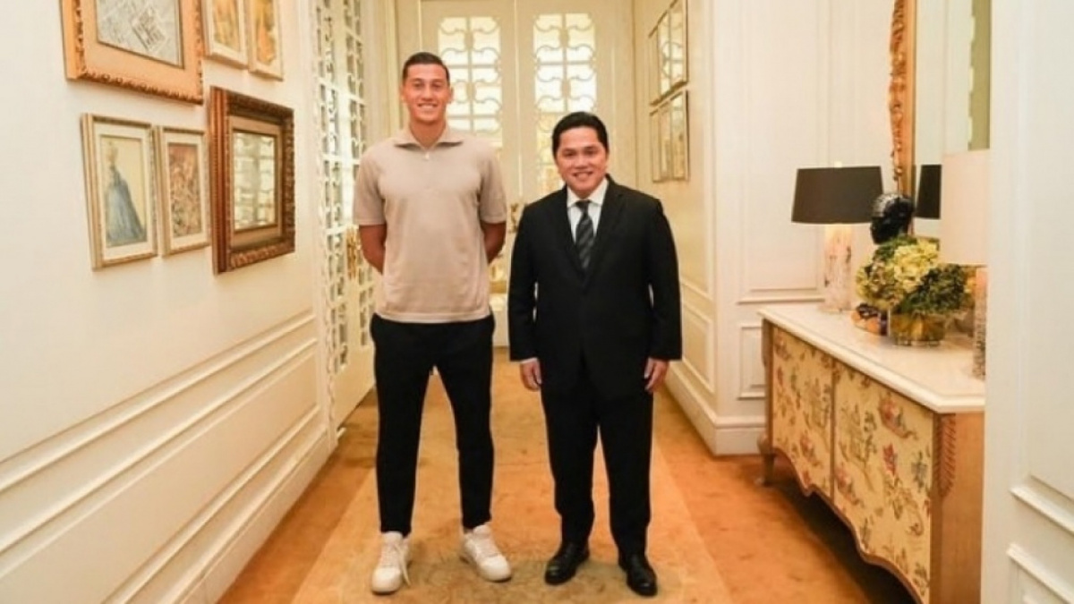 Jay Idzes bersama Ketua Umum PSSI Erick Thohir [(Instagram/jayidzes)]