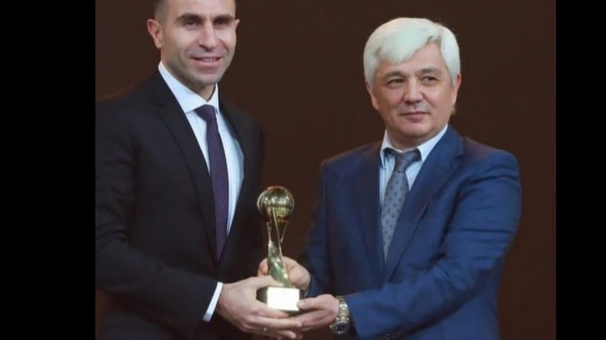 Timur Kapadze, mantan pemain Timnas Uzbekistan yang kini menjadi pelatih FC Olympic meraih gelar Pelatih Terbaik 2022 di Uzbekistan [[Instagram].]
