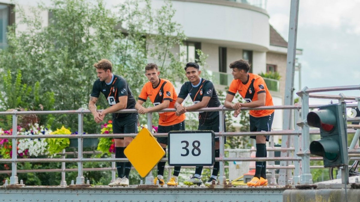 Marselino Ferdinan di KMSK Deinze lebih mirip model. Tidak pernah dimainkan di liga. Cuma jadi alat marketing? [Instagram/ Deinze]