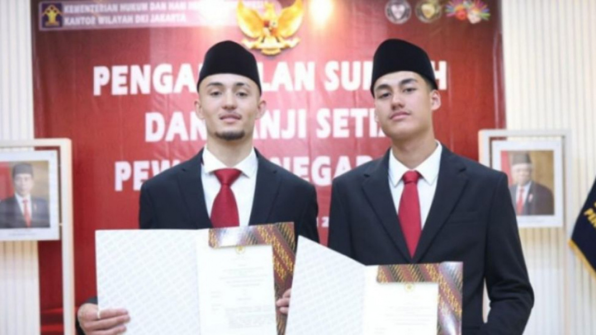 Rafael Struick dan Ivar Jenner saat diambil sumpah menjadi pemain naturalisasi untuk Timnas Indonesia. [(pssi.org)]