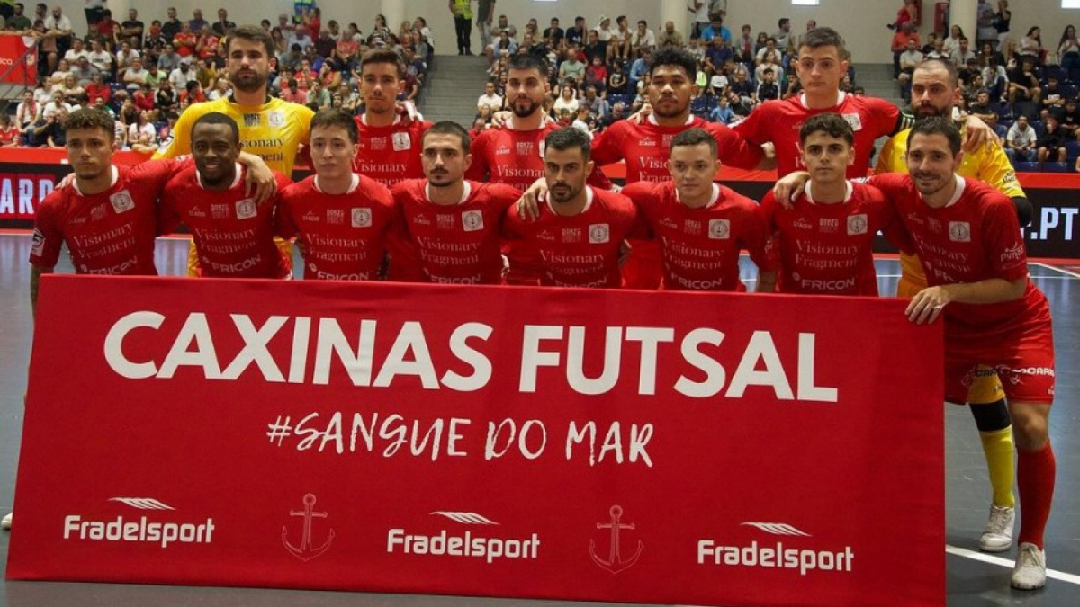 Evan Soumilena (ketiga dari kanan belakang), pivot timnas futsal Indonesia berfoto bersama rekan setimnya di Caxinas, klub futsal di liga utama Portugal. [Instagram/Caxinas]