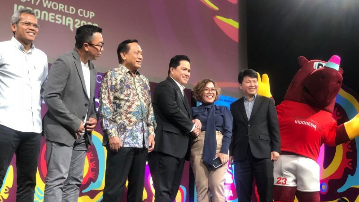 Ketum PSSI Erick Thohir (tengah) dalam acara pengumuman pemegang hak siar Piala Dunia U-17 di EMTEK, Jakarta, Selasa (3/10/2023). Di kanan adalah maskot Bacuya [[ANTARA/Zaro Ezza Syachniar]]