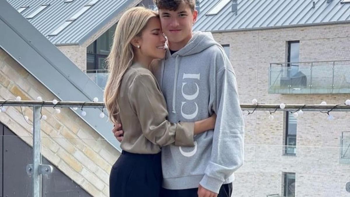 Sylvie Meis dan putra pertamanya Damian van der Vaart, pemain muda Ajax, Belanda [[Instagram].]