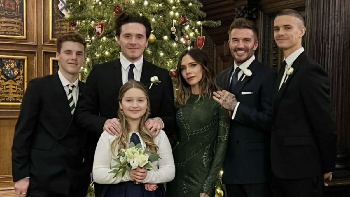 David Beckham - Victoria Beckham dan keempat anak mereka, Brooklyn, Romeo, Cruz, dan Harper Seven saat merayakan Natal [(Instagram/@davidbeckham)]