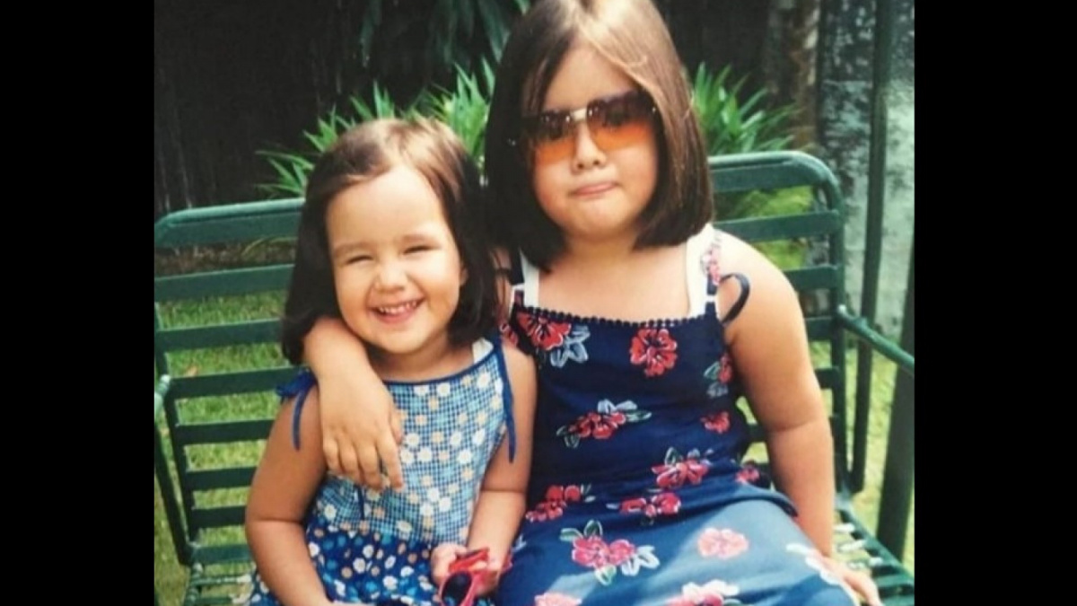 Dua putri Atiek CB di masa kecil, saat masih berada di Indonesia [[Instagram Atiek CB].]