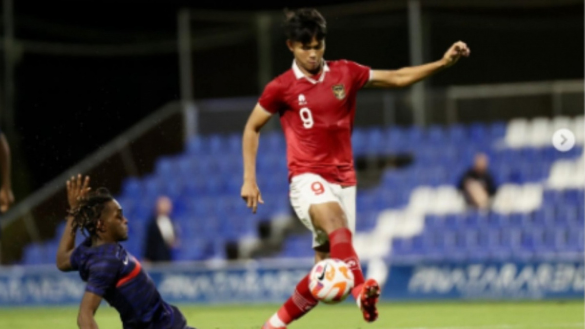 Hokky Caraka dalam sebuah laga internasional bersama Timnas Indonesia [(Instagram/ @hokkycaraka)]