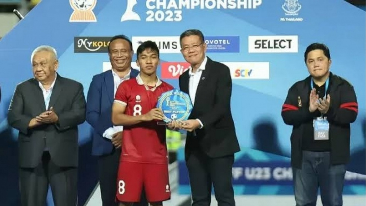 Arkhan Fikri saat menerima penghargaan pemain terbaik Piala AFF U-23 [(Instagram/@Arkhanfikri)]