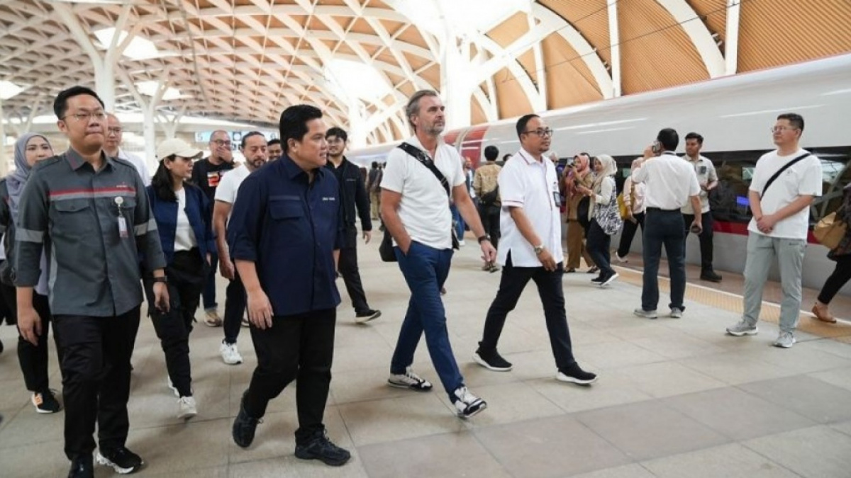 Erick Tohir mengajak FIFA Team Project Venue Management Christian Schmlzer dan Venue Manager FIFA Sunny Kohli menjajal Whoosh dari Stasiun Halim, Jakarta, ke Stasiun Tegalluar, Bandung [[ANTARA/HO]]