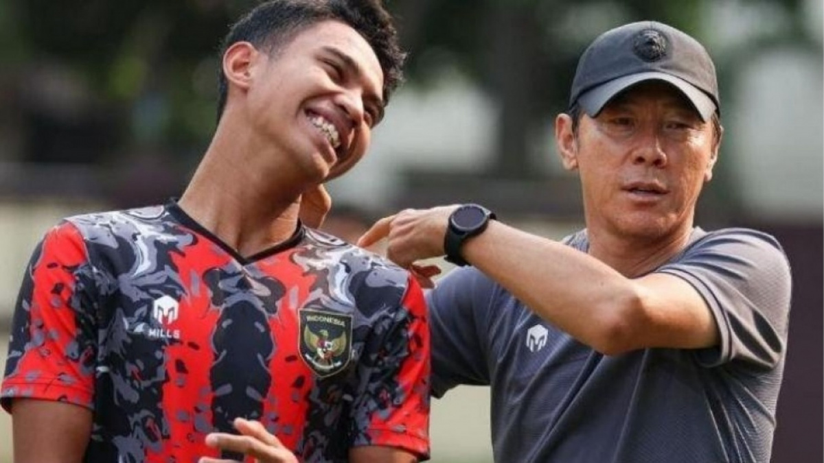 Marselino Ferdinan dan Shin Tae-yong saat bercanda [(Instagram/@pssi)]