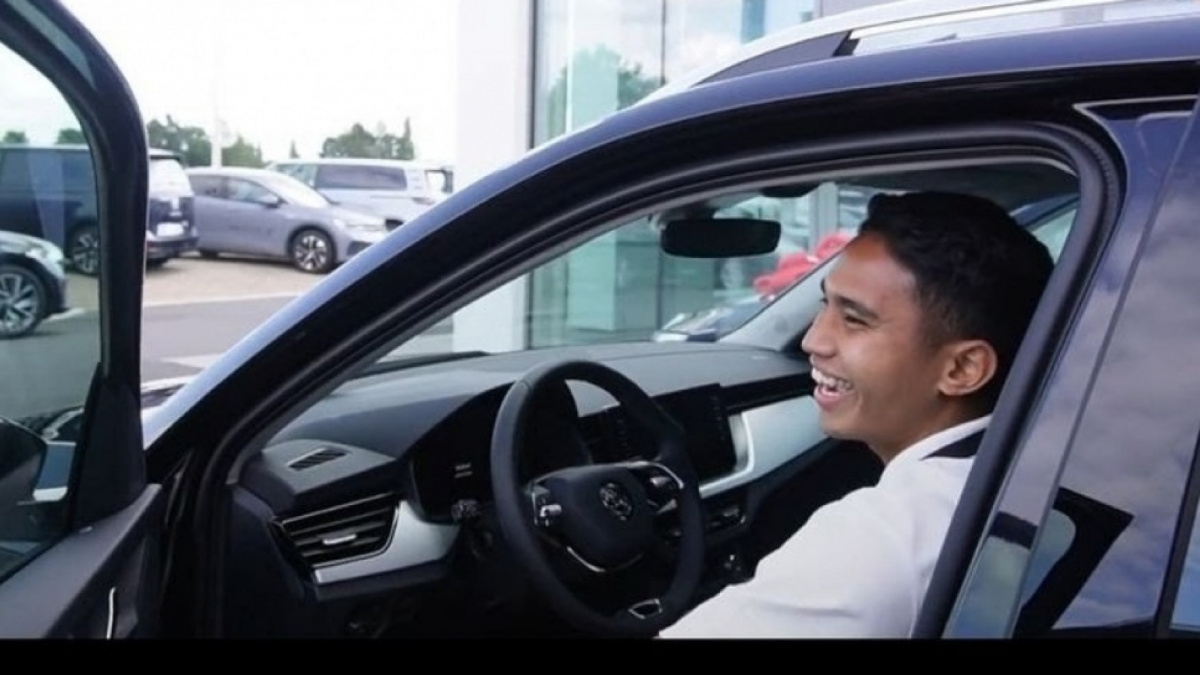 Marselino Ferdinan di Belgia, mendapatkan mobil dari klub pro tempatnya bernaung KMSK Deinze [(instagram/@Kmskdeinze)]