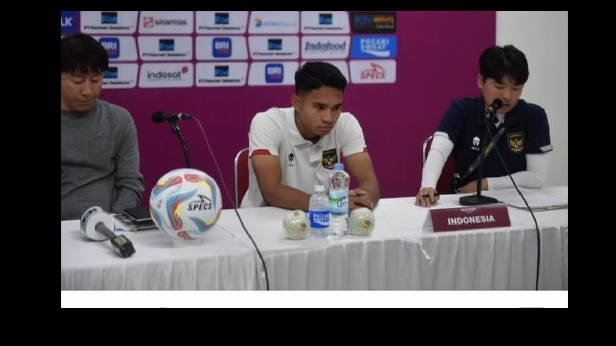Jeje saat bertugas sebagai interpreter (paling kanan) Coach Shin Tae-yong (paling kiri) mengapit pemain Timnas Indonesia, Marselino Ferdinan [[Instagram].]