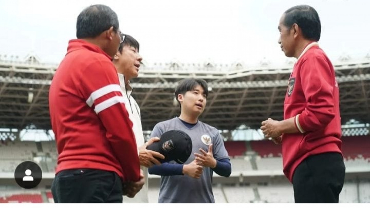 Coach Shin memberikan penjelasan kepada Presiden RI Joko Widodo lewat interpreter Jeong Seok-seo, tentunya dalam tingkat keseriusan maksimal [[Instagram].]