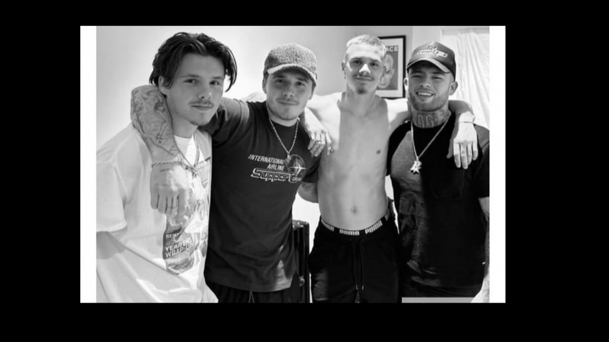 Cruz Beckham, Brooklyn Beckham, Romeo Beckham dan sang tattoo artist [[@certifiedletterboy via Independent UK].]