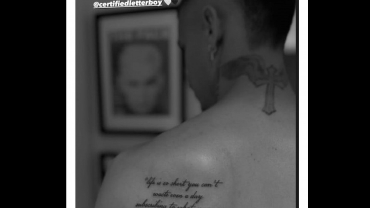 Romeo Beckham menunjukkan tato di bagian bahu kirinya [[Instagram].]