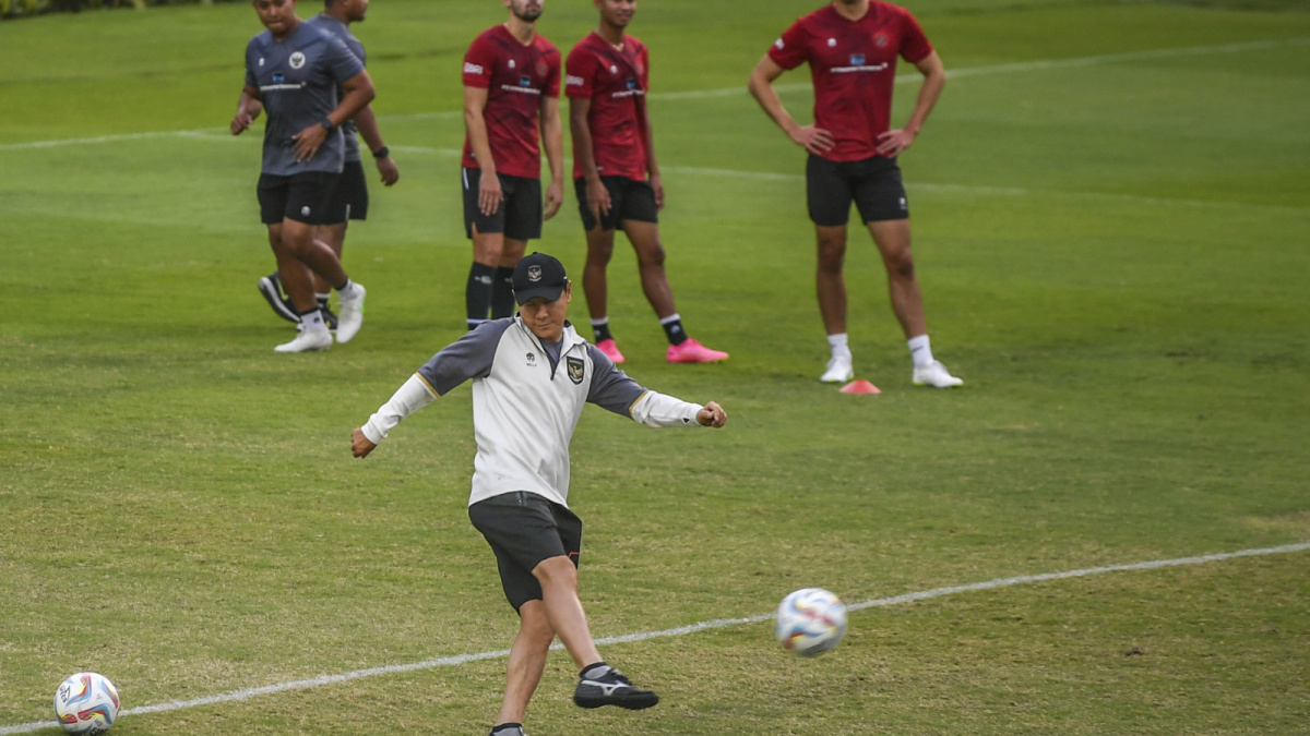 Pelatih Timnas Shin Tae-yong dan anak-anak asuhnya di Timnas Indonesia Senior saat berlatih [Antara]