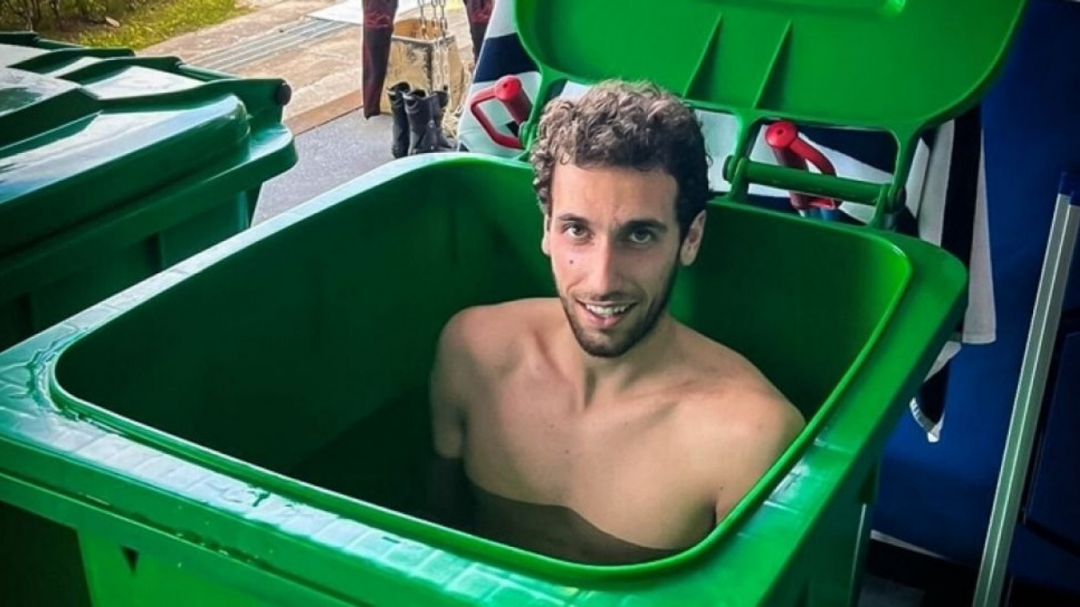 Pembalap MotoGP Alex Rins yang berendam di dalam tong sampah [[Suara.com].]