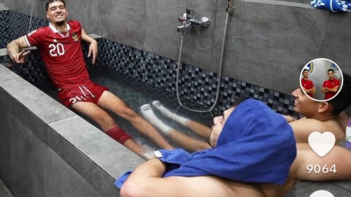 Shayne Pattynama, Sandy Walsh, dan Egy Maulana Vikri saat berendam di bathtub bersama [[TikTok Timnas Garuda]]