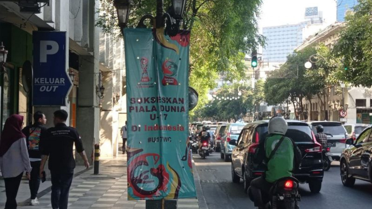 Pemkot Surabaya telah memasang spanduk Piala Dunia U-17 di beberapa lokasi ruas jalan yang terletak di wilayah pusat kota sejak sekitar tiga minggu lalu, salah satunya di Jalan Tunjungan [[ANTARA/Anant]]