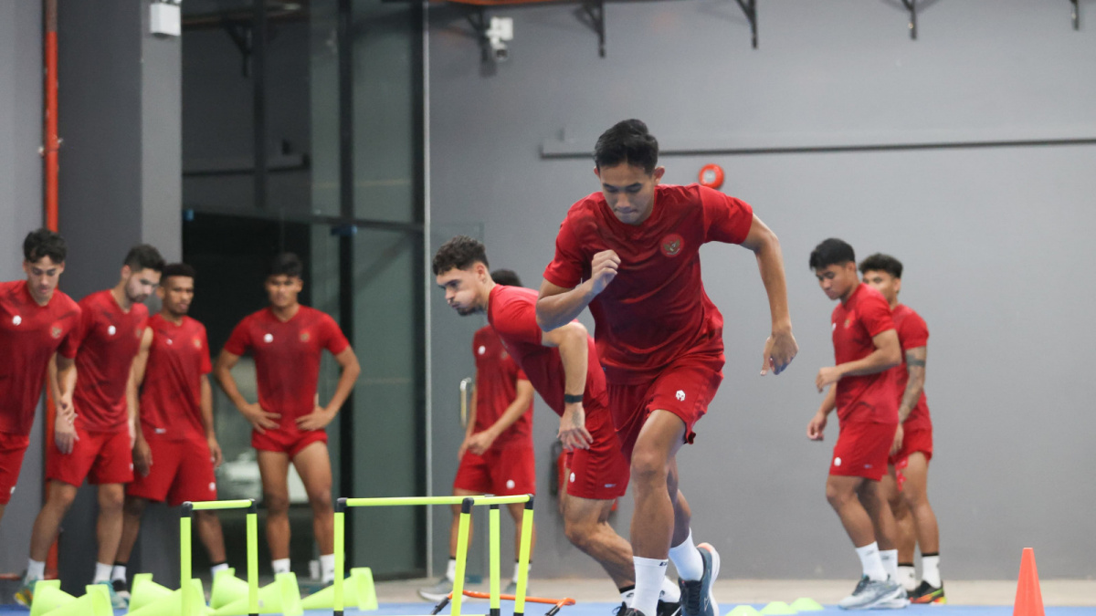 Timnas Indonesia berlatih indoor pada Senin (16/10/2023) karena kendala hujan [[pssi.org].]