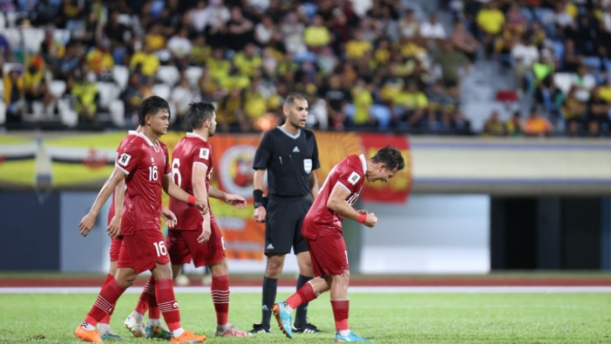 Egy Maulana Vikri dalam suasana emosional selesai menyarangkan gol dalam leg kedua Indonesia vs Brunei. Di belakangnya tampak Hokky Caraka dan Sandy Walsh [[dok PSSI].]