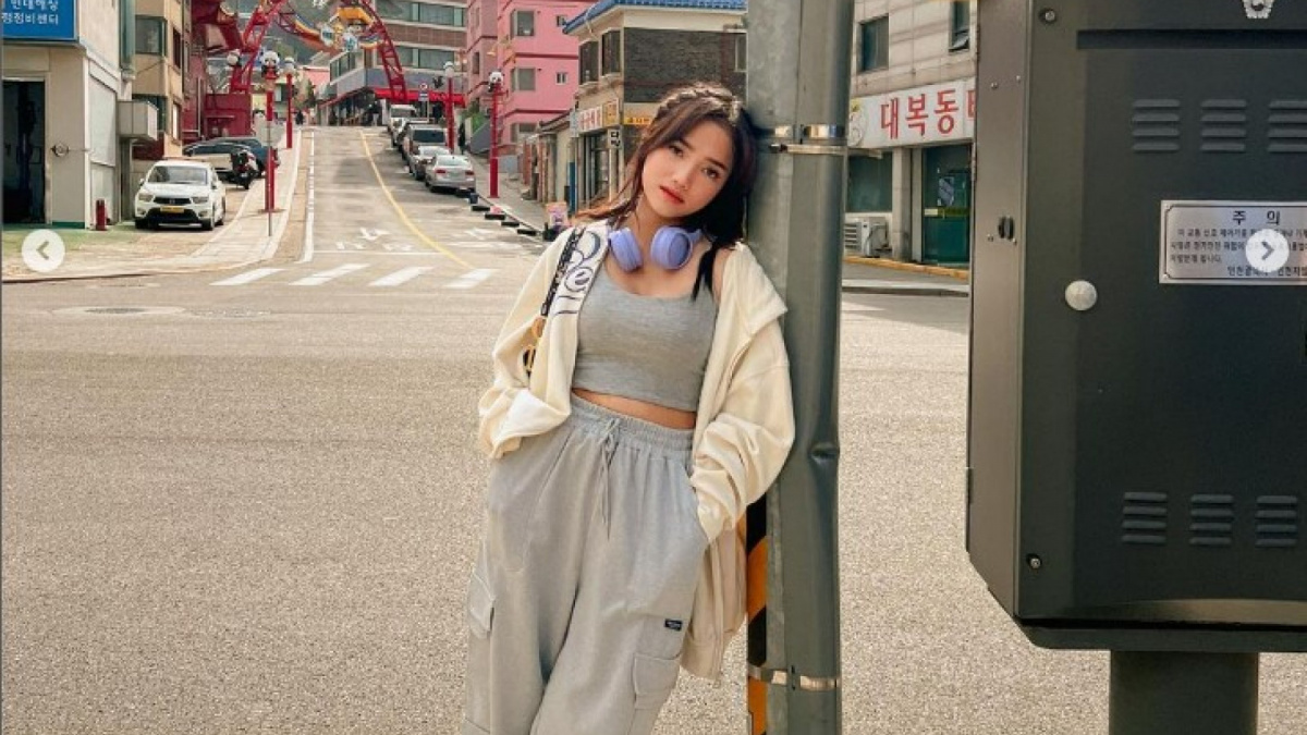 Fuji pamer foto sedang berada di Korsel pada Rabu (18/10/2023). Menunggu Asnawi? [Instagram/Fuji]