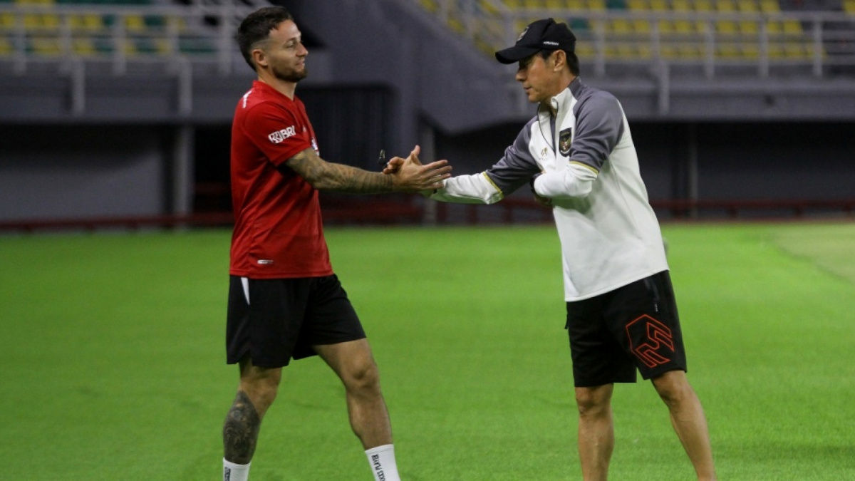 Pelatih Timnas Indonesia Shin Tae-yong (kanan) menyalami pemainnya, Marc Klok (kiri) (7/9/2023) [[ANTARA FOTO/Moch Asim/rwa]]