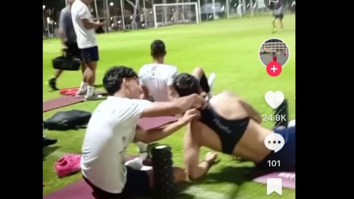 Momen Rafael Struick membantu pemasangan pelindung bahu dan dada Shayne Pattynama, simak sepatu bola pink-magenta bertengger di kiri Rafa [[screenshot TikTok paustruick27].]