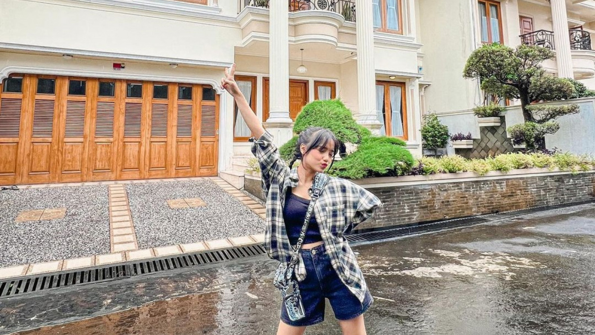 Potret Fuji di depan rumah mewahnya. [[Instagram/fuji_an]]