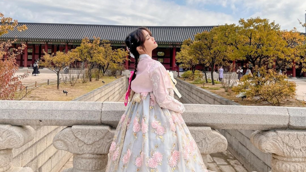 Potret Fuji mengenakan hanbok. [[Instagram/fuji_an]]