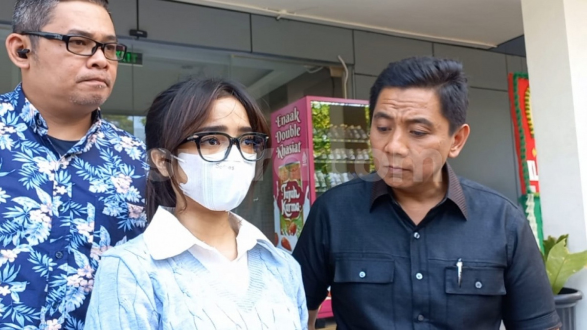 Fuji bersama kuasa hukumnya, Sandy Arifin. [[Suara.com/Tiara Rosana]]