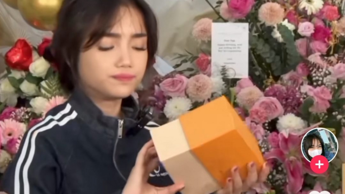 Fuji dapat kado dari Marissya Icha [(TikTok)]