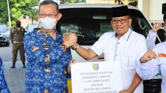 Gubernur Lampung Serahkan 1 Unit Ambulans untuk Ikatan Keluarga Masyarakat Pagardewa