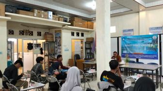Kampung Literasi Metro dan PKBM Ronaa Kembangkan Skill Kriya Terapan