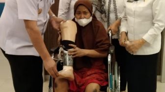 Dinsos Lampung Serahkan Kaki Palsu untuk Warga Kalirejo
