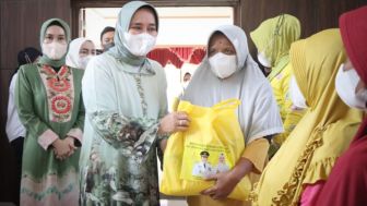 Ketua TP. PKK Provinsi Lampung Serahkan Sejumlah Bantuan di Kabupaten Way Kanan