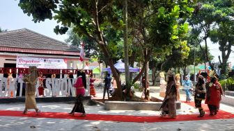 Kegembiraan Parade Busana Nusantara Emak-emak DWP Metro di Cagar Budaya