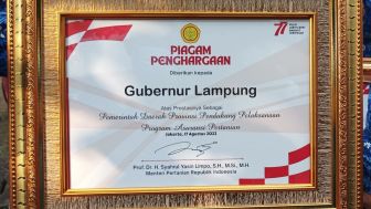 Pemprov Lampung Terima Penghargaan Provinsi Pendukung Pelaksanaan Program Asuransi Pertanian dari Menteri Pertanian RI