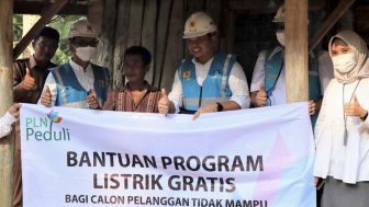 102 Rumah di Lampung Dipasang Listrik Gratis Oleh PLN