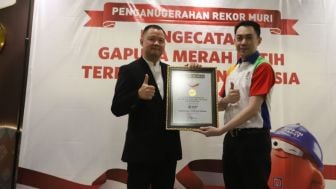 Lewat Pengecatan 18.189 Gapura Merah Putih, Nippon Paint Kembali Pecahkan Rekor MURI