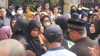 Update Polisi Tembak Polisi: 2 Putrinya Histeris Sambut Kedatangan Jenazah Aipda Karnain