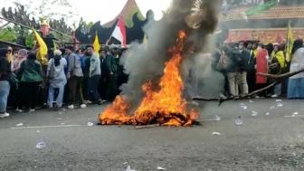 Demo Tolak Harga BBM Naik di Bandar Lampung Ricuh! Gerbang Gedung DPRD Roboh