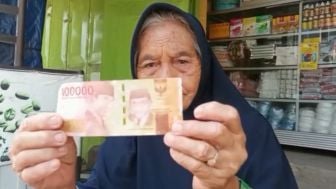 Tega Ya Kamu! Beli Dagangan Kue Wanita Renta Ini Pakai Uang Palsu Rp100 Ribu