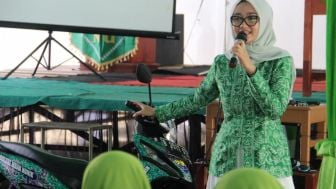 Senator Jihan Berikan Bantuan Motor untuk Muslimat NU Tulang Bawang