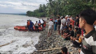 Dramatis... 2 Remaja di Lampung Tewas Terseret Ombak Pantai Batu Balai