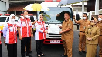 Gubernur Arinal Serahkan Bantuan Mobil Ambulan Jenazah untuk PMI Lampung